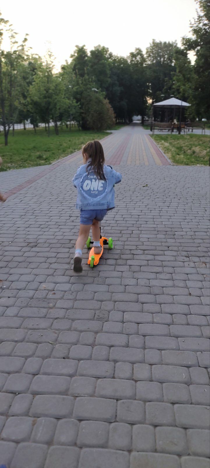 Продам джинсовый пиджак на девочку