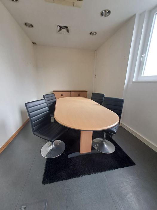 Mesa e cadeiras sala reuniao