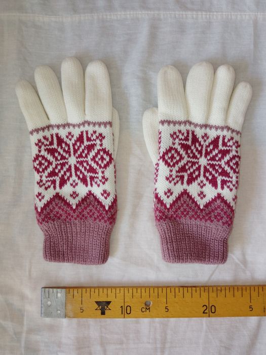 Продається комплект зимового жіночого одягу, шапка, печатки, шарф.