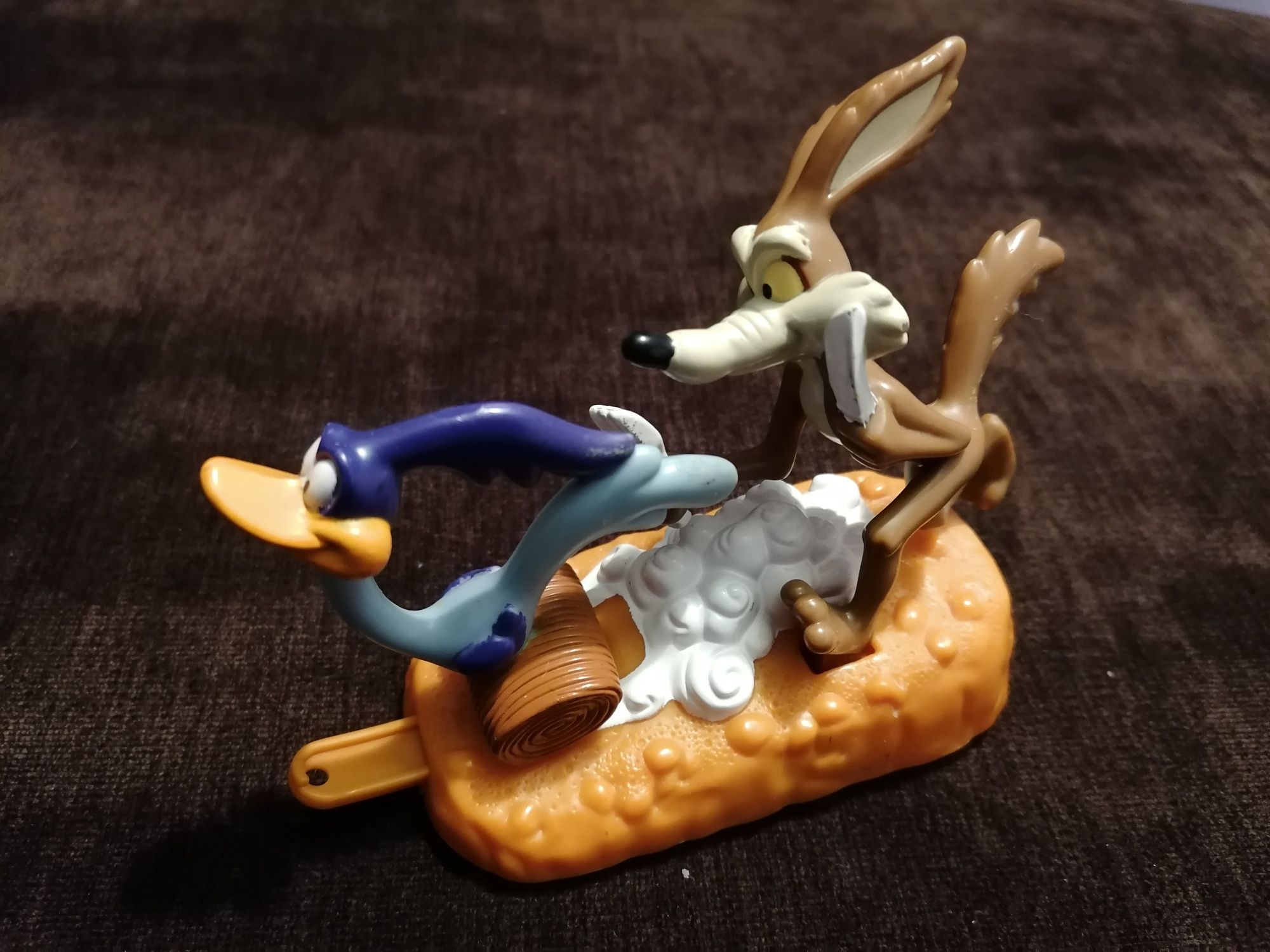 Figurka Kojot i Struś pędziwiatr McDonald 1995r