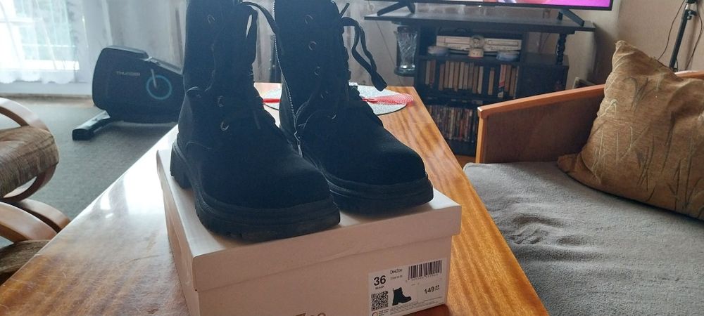 Sprzedam zamszowe trapery dla dziewczynki z firmy DeeZee