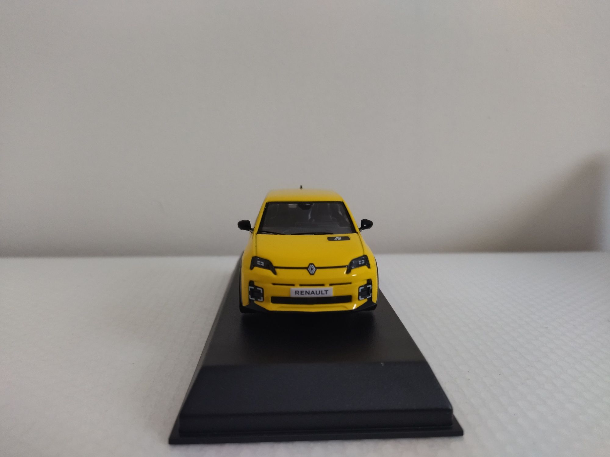 Miniatura Renault 5 E-Tech Nova 1/43