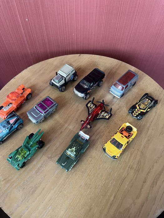 Zestaw samochodzików hot wheels