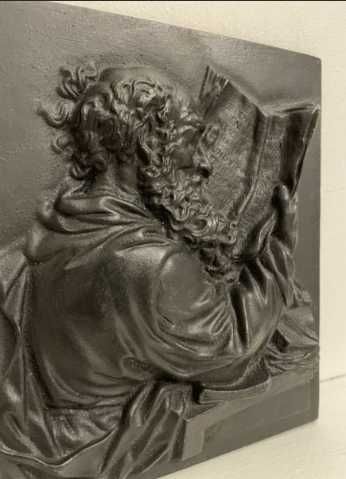 Stara płaskorzeźba relief uczonego żeliwny obraz