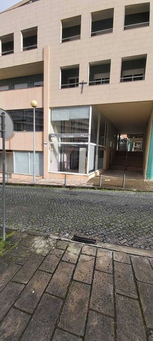 Loja com 50m2 a 700m da Estação e do Centro Histórico
