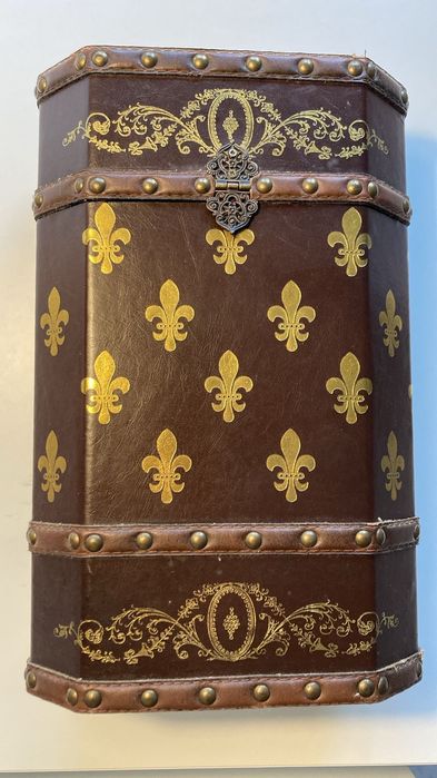 Caixa em madeira revestida a pele