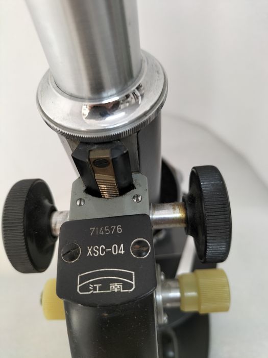 Microscópio Antigo de Laboratório Profissional