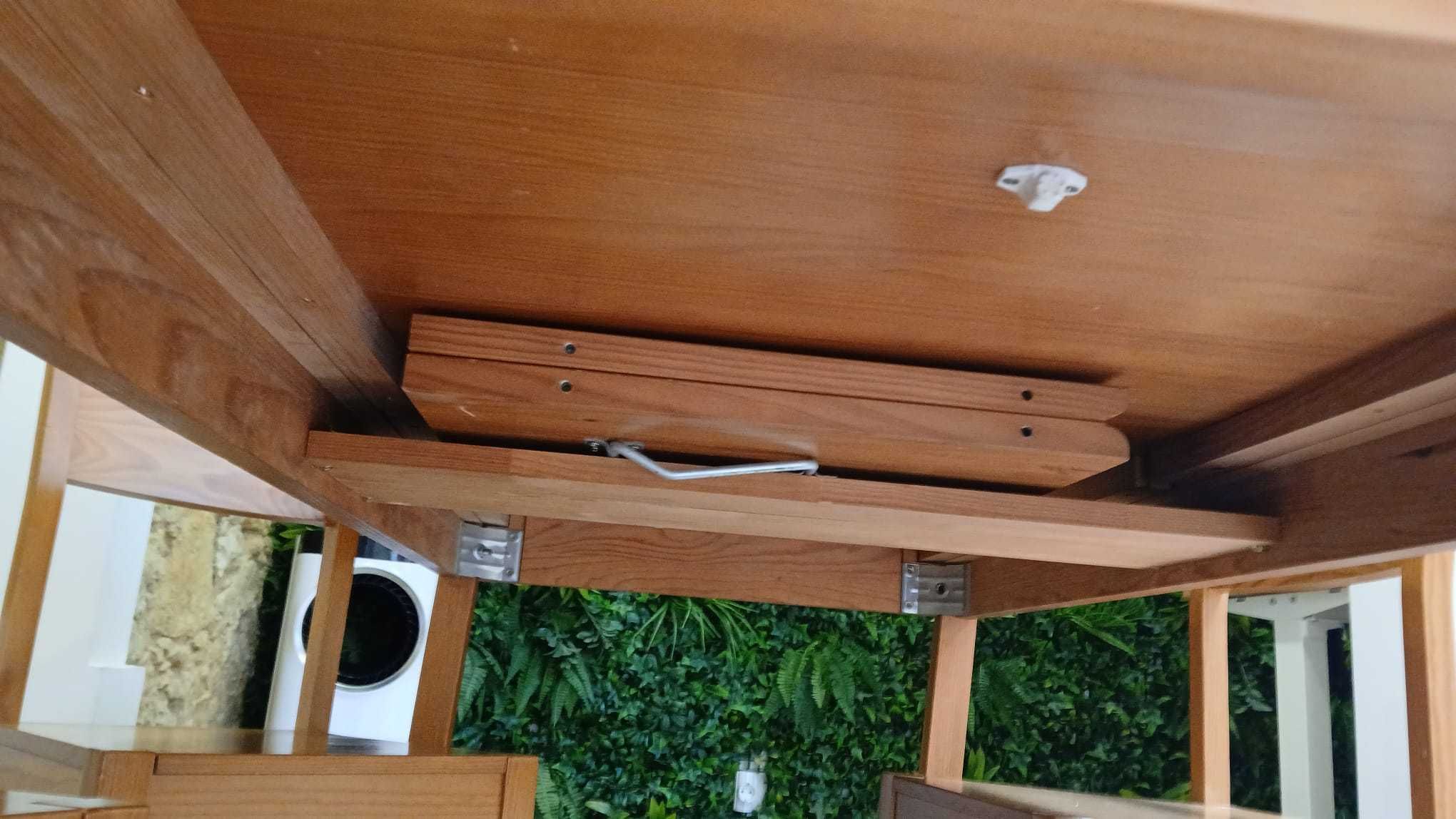 Mesa de madeira com 4 cadeiras