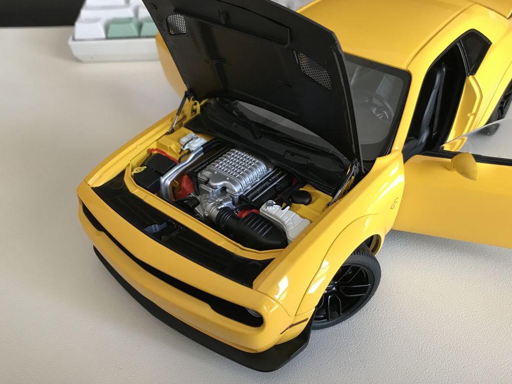 AutoArt Dodge Challenger SRT Hellcat Widebody 2018 Yellow jacket 1/18