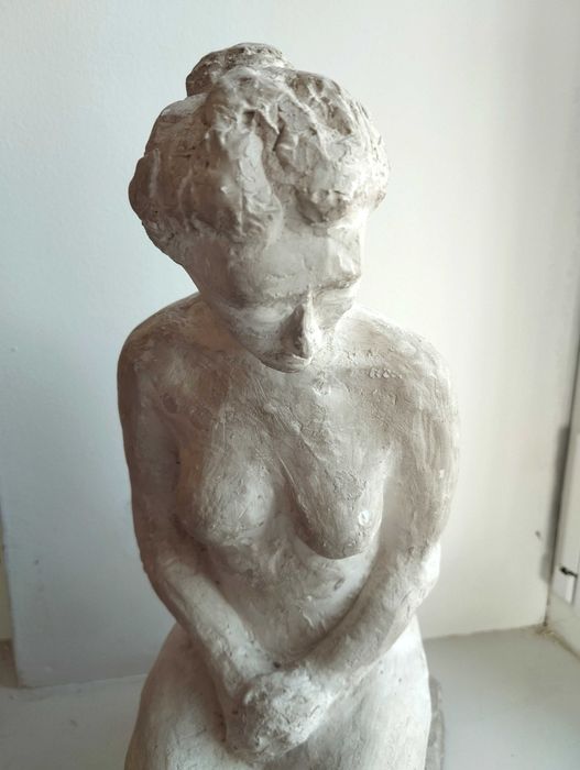 Rzeźba kobieta klęcząca gips