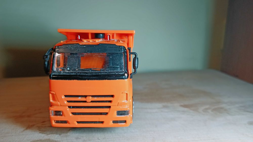 Жовтогарячий самоскид машинка 1/32 - 1/38. Вантажівка.