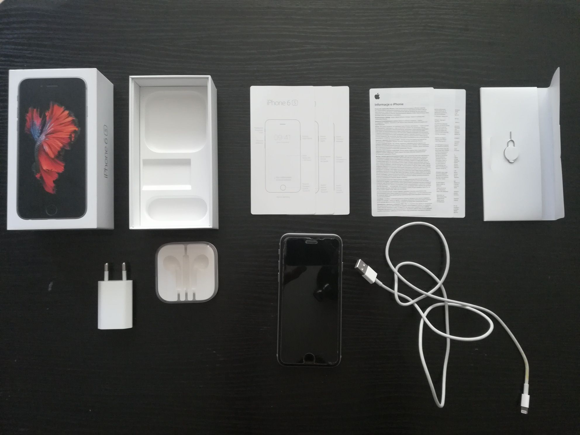Używany IPhone 6s 32 GB, srebrny.