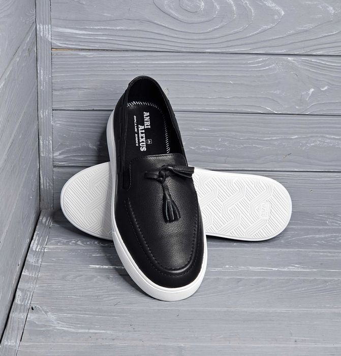 Мужские черные замшевые кожаные закрытые лоферы на светлой подошве!