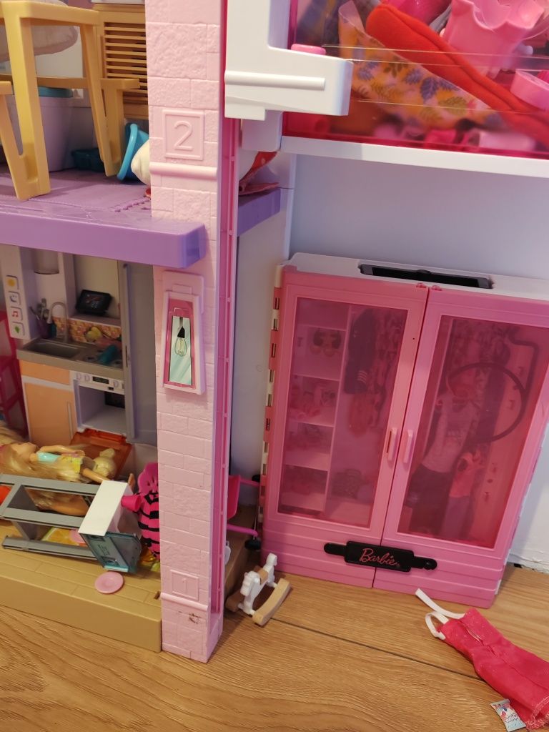 Domek Barbie z windą i szafa