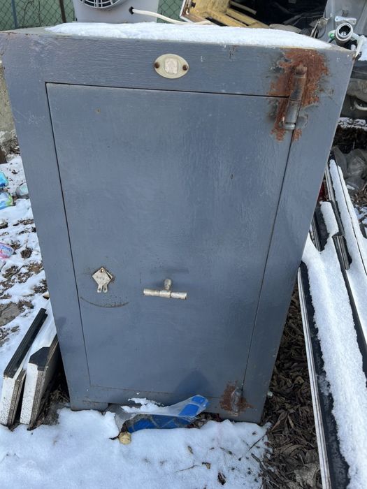 Сейф железный большой