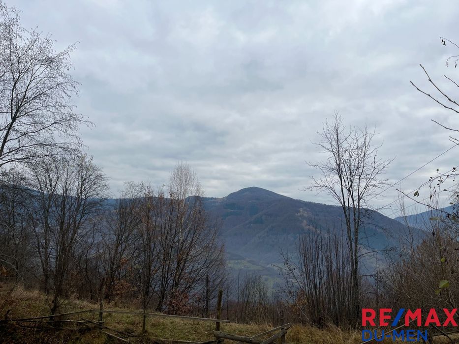 Двоповерховий дачний будинок