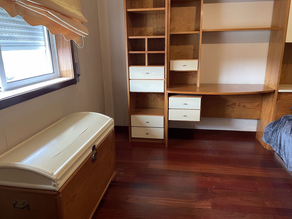 Quarto de solteiro tipo estudio em madeira de pinho com portas lacadas