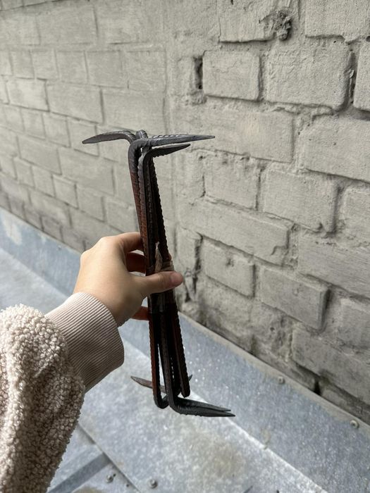 Металеві скоби, залишки після ремонту