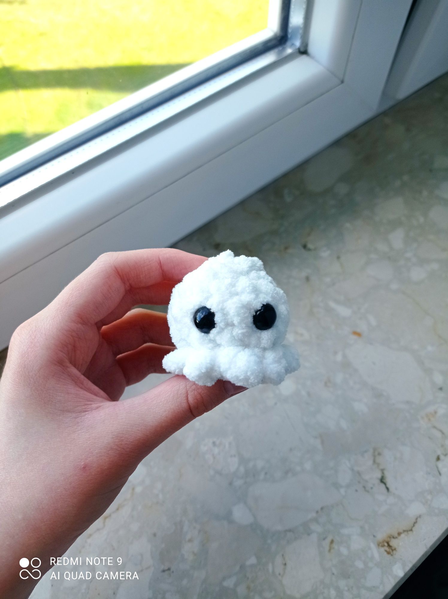 Biała ośmiorniczka handmade na szydełku