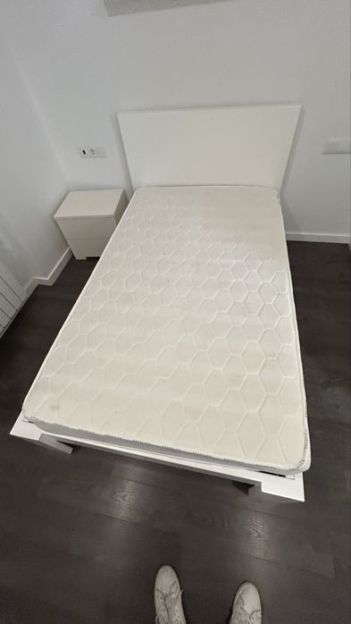Cama de solteiro, colchão e 1 mesa de cabeceira. Lacado branco.