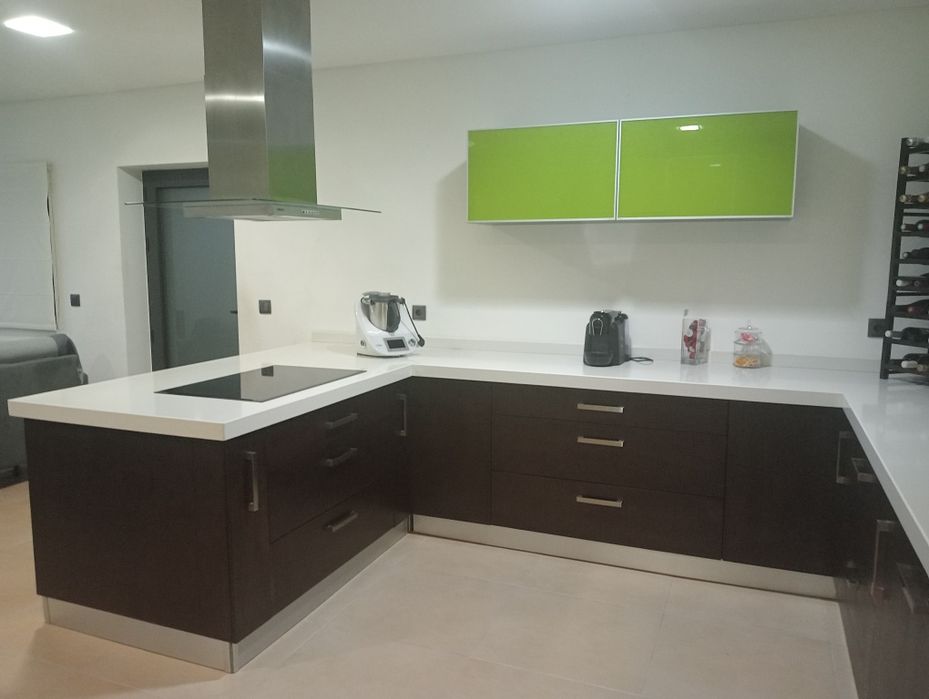 Cozinha moderna em chapa marítima e silestone