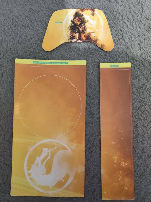 Naklejka na Xbox series X oraz dwa pady xbox w stylu Mortal kombat