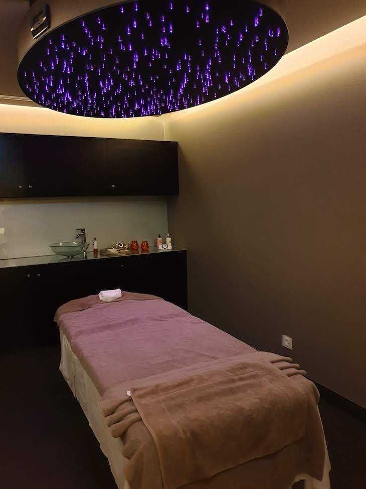 Equipamento de Cromoterapia da Sorisa de teto para spa ou clínica.