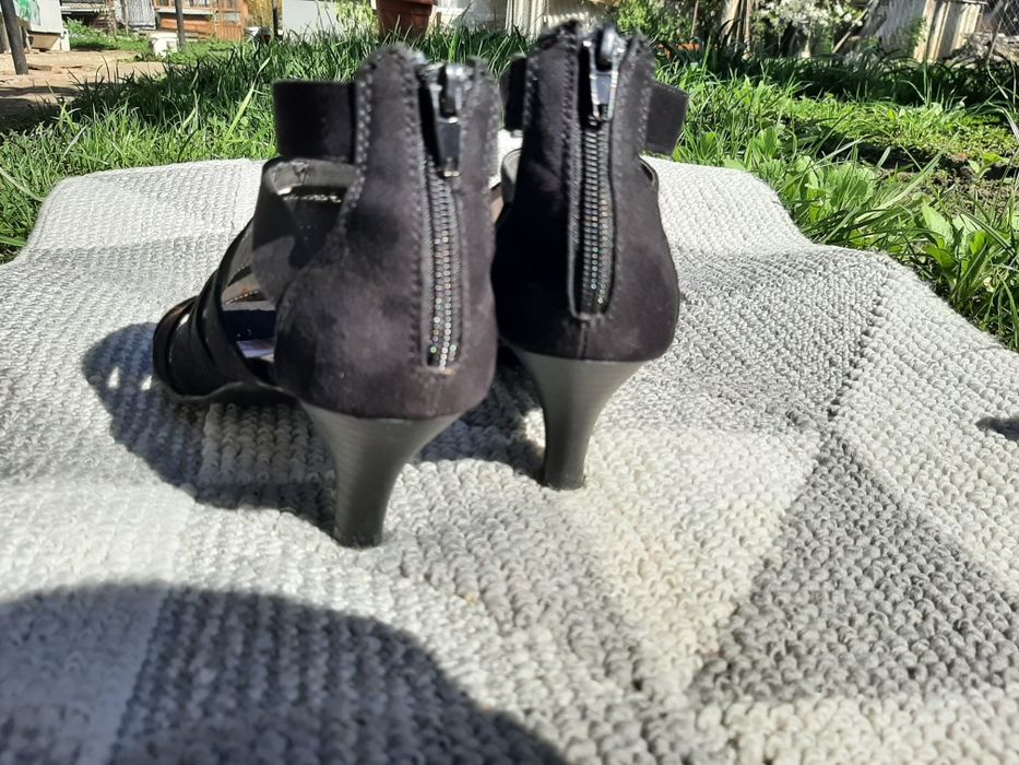 Босоніжки під замш на маленькому каблуці