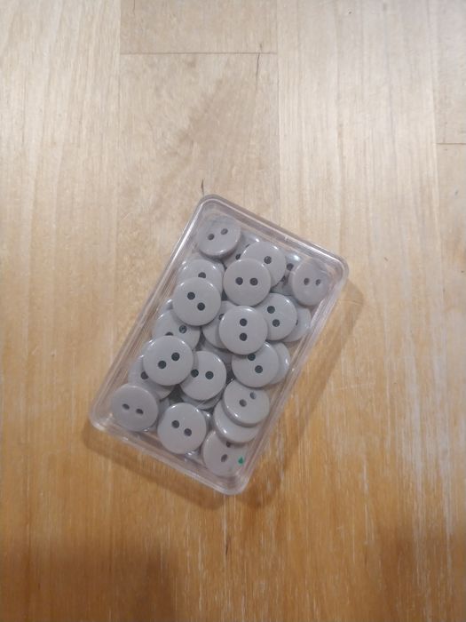 Plastikowe guziki w kolorze beżowym