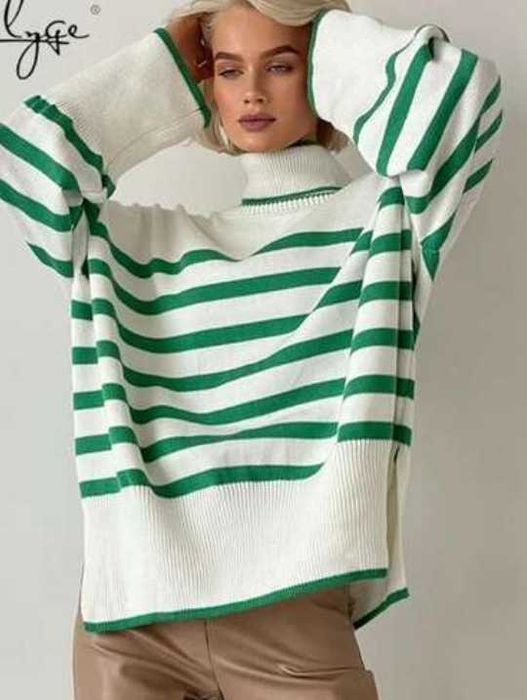 Светр в смужку  з горловиною