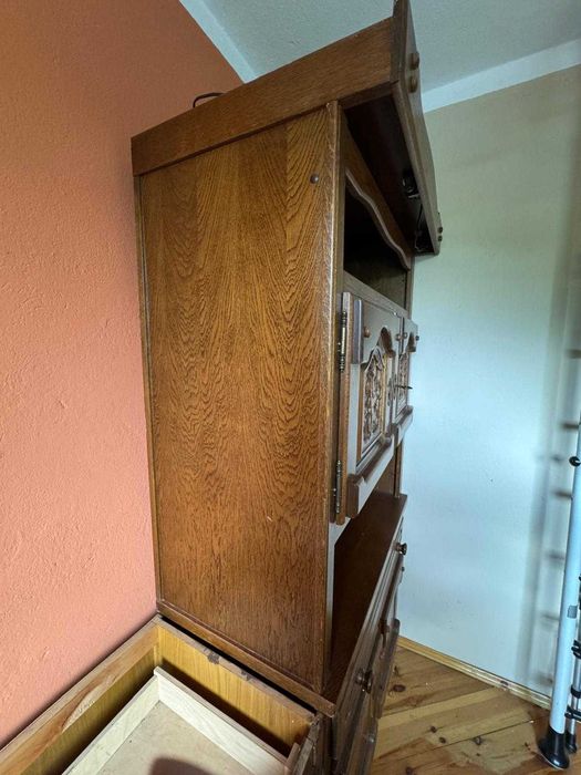 Masywny mebel z litego drewna – rzeźbione fronty, styl rustykalny