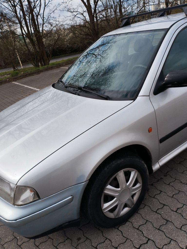 Skoda Octavia rok 2000 1.6 benzyna ważne OC i pt