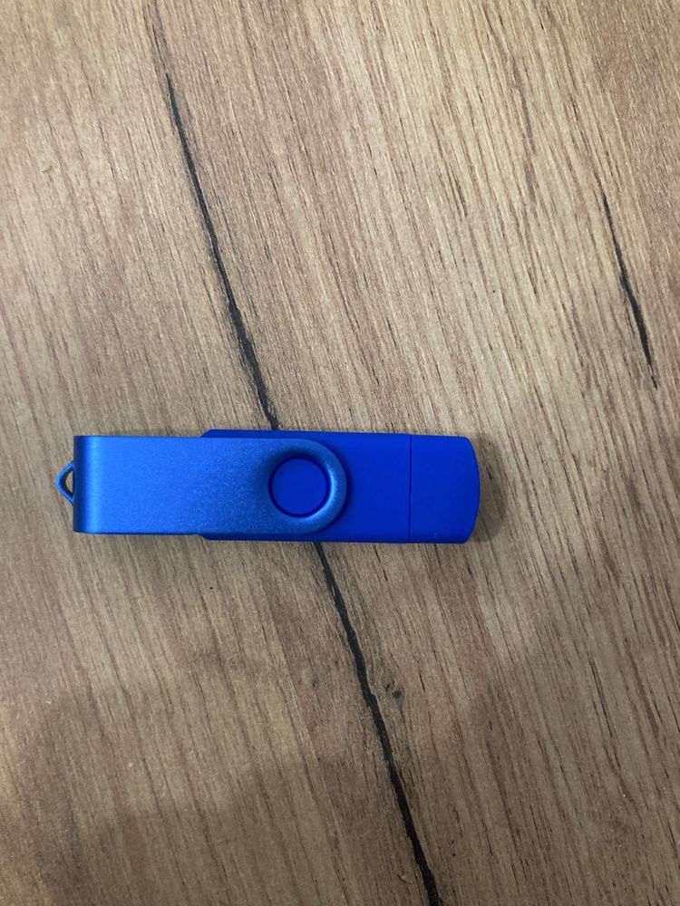 Pendrive 100gb.