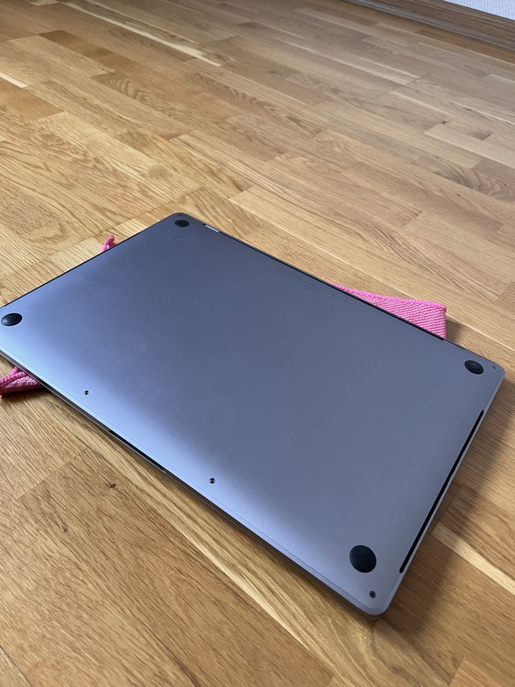 Macbook pro 15 a1990 i7/16gb/512gb/radeon pro 555x 2018