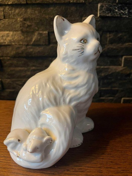 Biały porcelanowy kot figurka