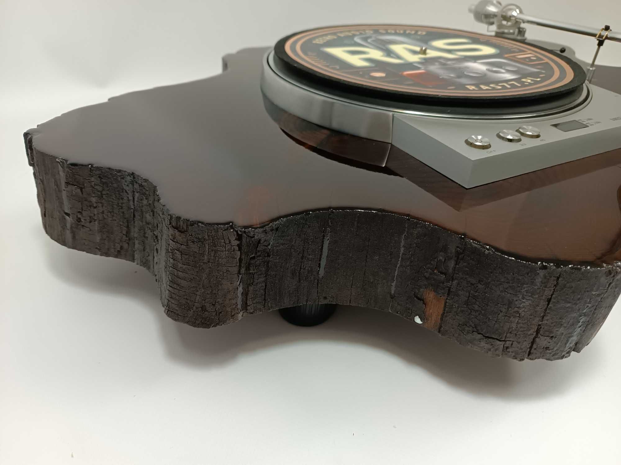 Gramofon Victor JL-B44 w pniu drzewa -Studio ras77.pl