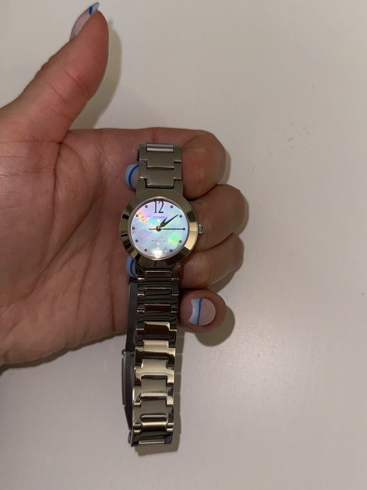 Srebrny zegarek Casio z perłową tarczą
