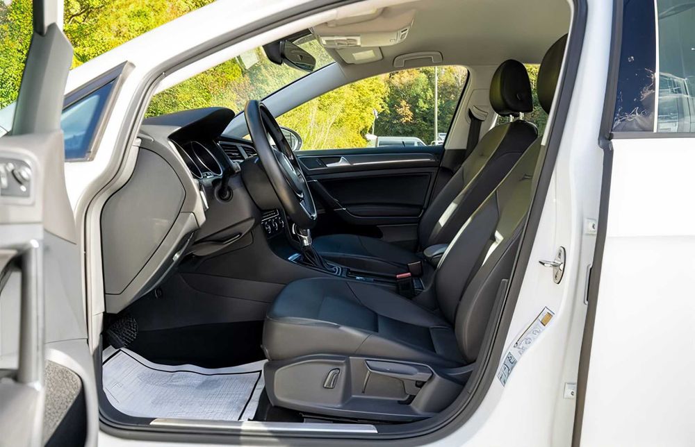 Volkswagen e-Golf      2017