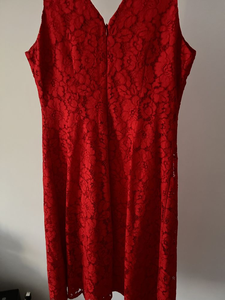 Koronkowa czerwona sukienka