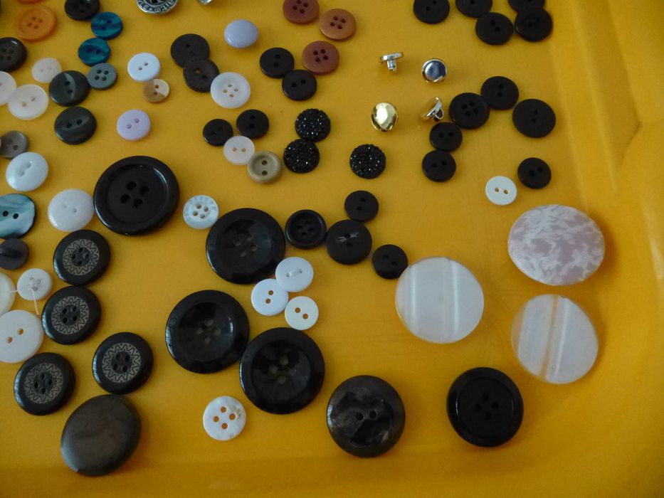 2 Lotes de botões , antigos e recentes