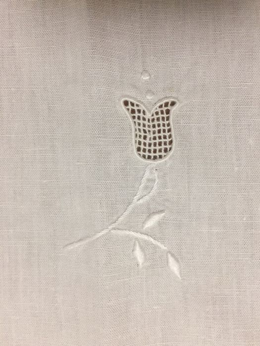 Toalha de linho bordada a mão