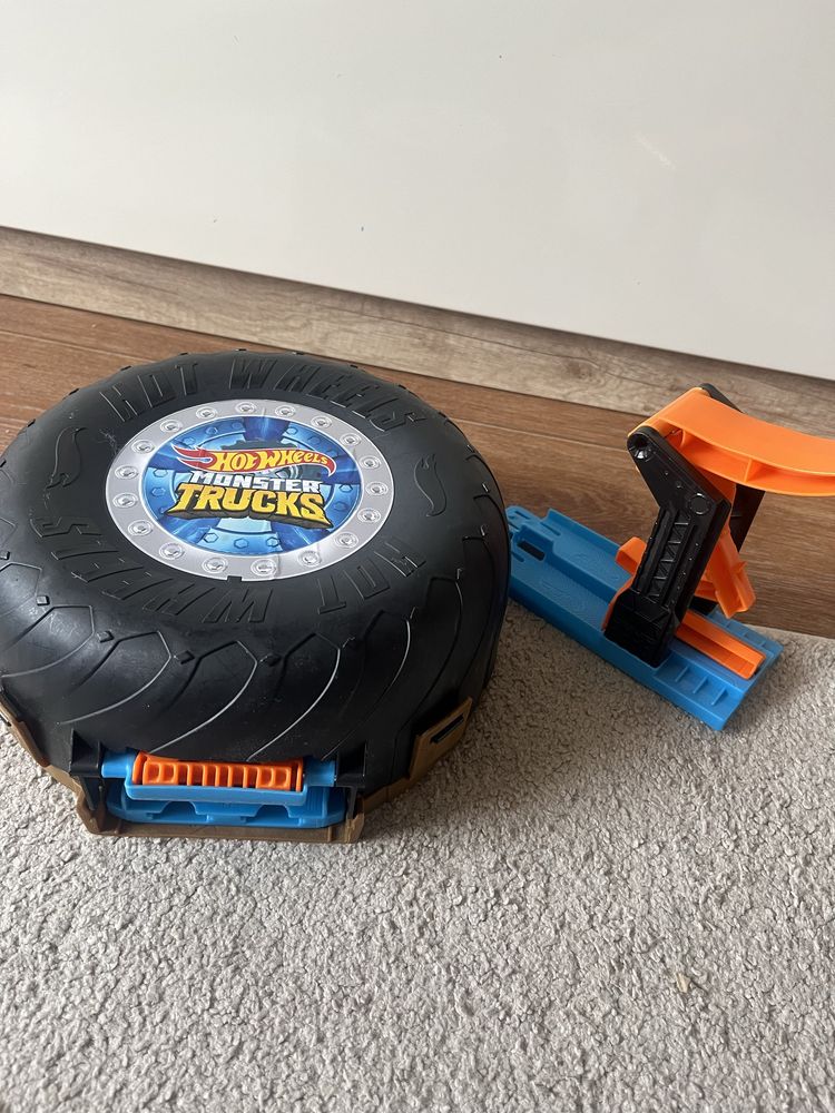 Трек Hot Wheels Monster Trucks Каскадерська арена