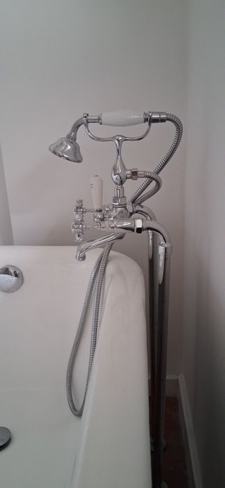 Banheira retro esmaltada com torneira de chão