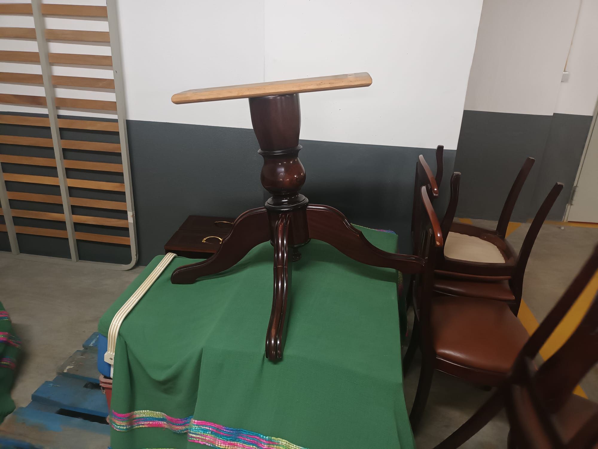 Móvel, mesa e cadeiras de sala vintage