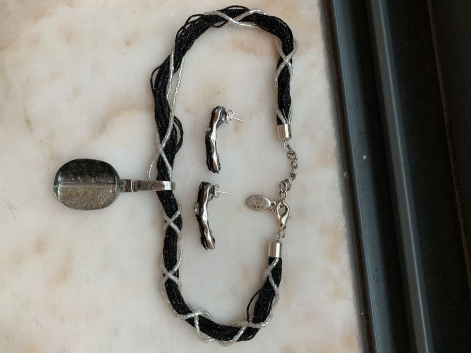 Conjunto colar com pendente e brincos de missangas pretas brilhantes