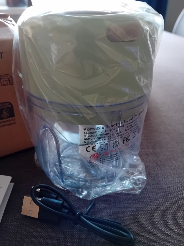 Elektryczny rozdrabniacz do cebuli i innych warzyw.