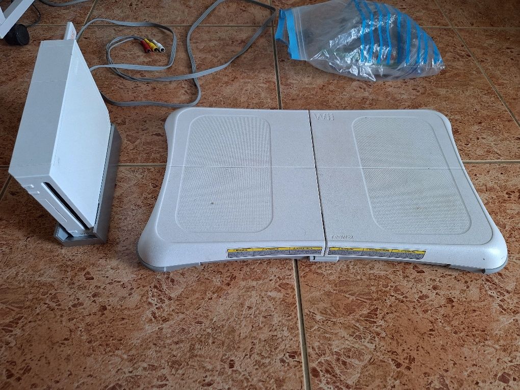 Nintendo wii, com balança wii fit e jogo active