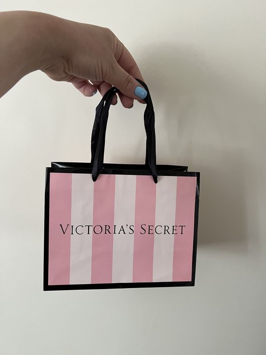 Подарунковий пакет Victoria’s Secret.