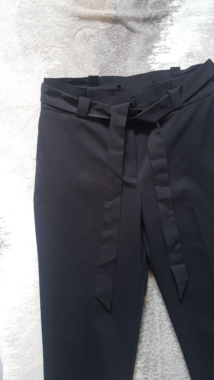Czarne eleganckie spodnie w kant