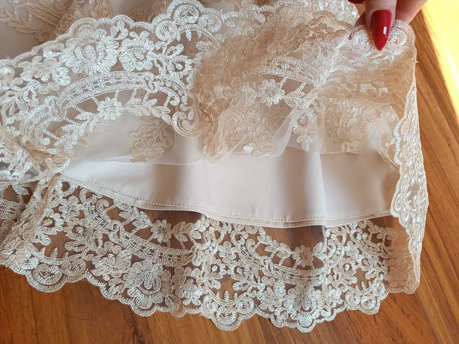 Jasno beżowa z perłową złotą koronką sukienka elegancka tiul nude